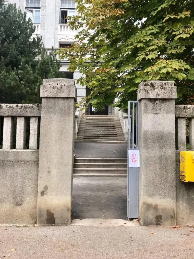 Diljem grada osvanuli crveni otisci dlana: Znate li zbog čega?