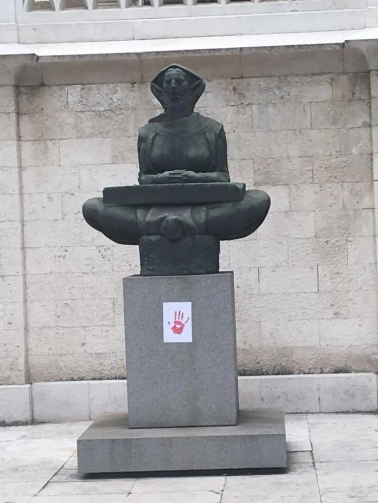 Diljem grada osvanuli crveni otisci dlana: Znate li zbog čega?