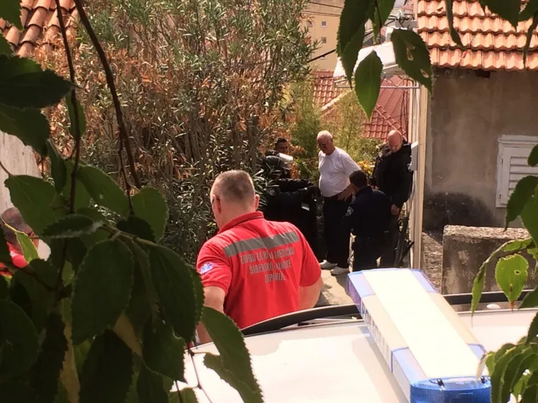 Drama u &Scaron;ibeniku: Mu&scaron;karac se zabarikadirao u kući i prijeti samoubojstvom