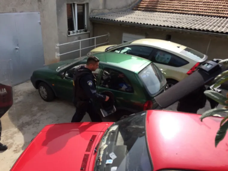 Drama u &Scaron;ibeniku: Mu&scaron;karac se zabarikadirao u kući i prijeti samoubojstvom