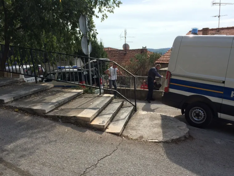 Drama u &Scaron;ibeniku: Mu&scaron;karac se zabarikadirao u kući i prijeti samoubojstvom