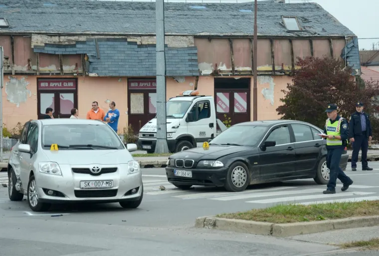 Nesreća u Sisku: Na križanju se sudarila tri automobila