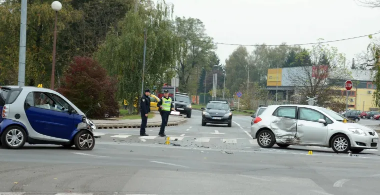 Nesreća u Sisku: Na križanju se sudarila tri automobila
