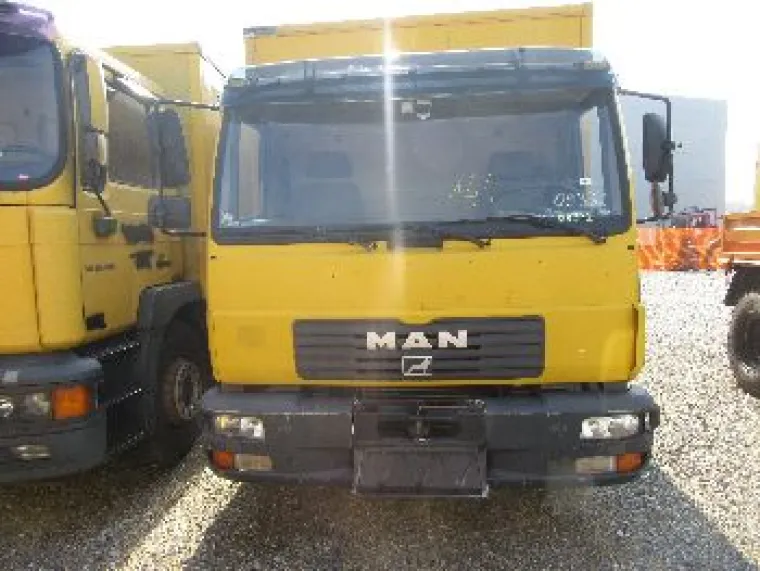 Država prodaje rabljene službene automobile na javnoj dražbi