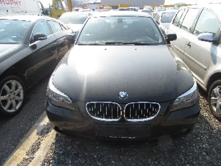 Država prodaje rabljene službene automobile na javnoj dražbi