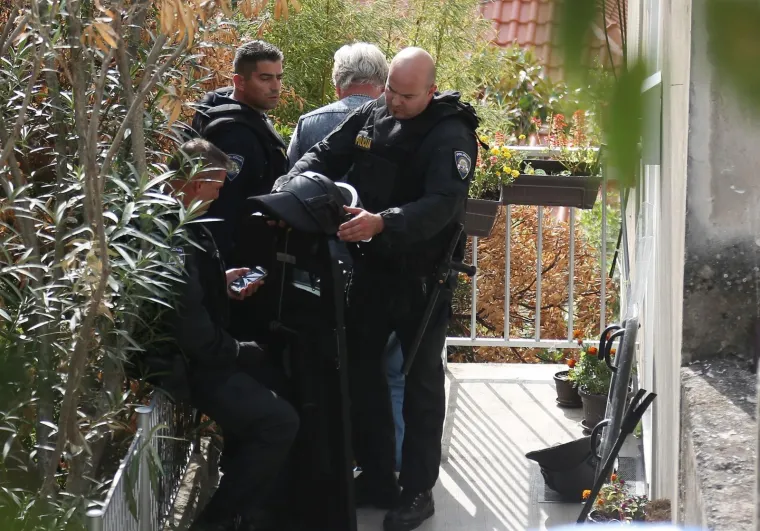 Mu&scaron;karac u kući u sredi&scaron;tu &Scaron;ibenika prijeti samoubojstvom