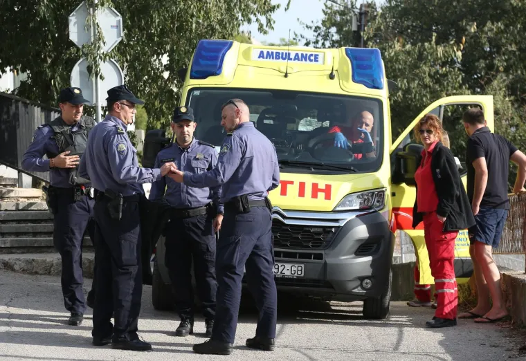 Mu&scaron;karac u kući u sredi&scaron;tu &Scaron;ibenika prijeti samoubojstvom