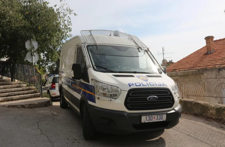 Mu&scaron;karac u kući u sredi&scaron;tu &Scaron;ibenika prijeti samoubojstvom