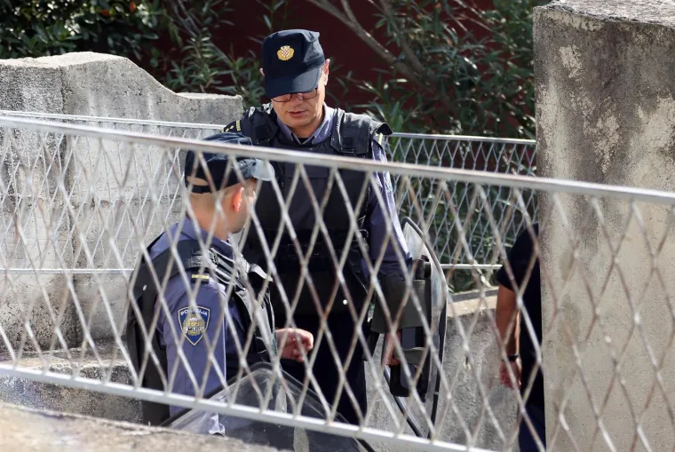 Mu&scaron;karac u kući u sredi&scaron;tu &Scaron;ibenika prijeti samoubojstvom