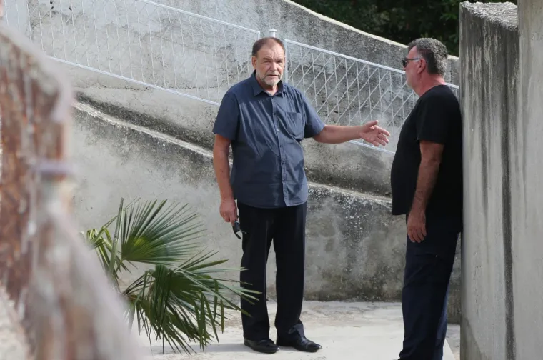 Mu&scaron;karac u kući u sredi&scaron;tu &Scaron;ibenika prijeti samoubojstvom