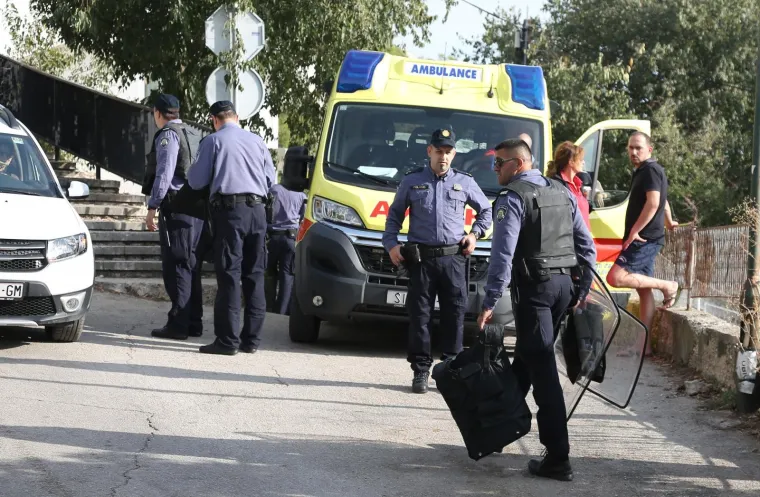 Mu&scaron;karac u kući u sredi&scaron;tu &Scaron;ibenika prijeti samoubojstvom