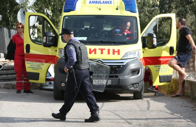 Mu&scaron;karac u kući u sredi&scaron;tu &Scaron;ibenika prijeti samoubojstvom
