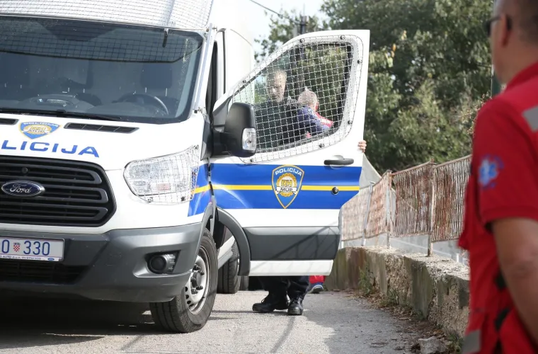 Mu&scaron;karac u kući u sredi&scaron;tu &Scaron;ibenika prijeti samoubojstvom