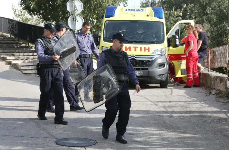 Mu&scaron;karac u kući u sredi&scaron;tu &Scaron;ibenika prijeti samoubojstvom