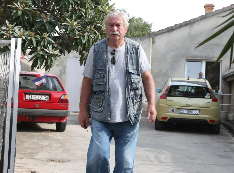 Mu&scaron;karac u kući u sredi&scaron;tu &Scaron;ibenika prijeti samoubojstvom