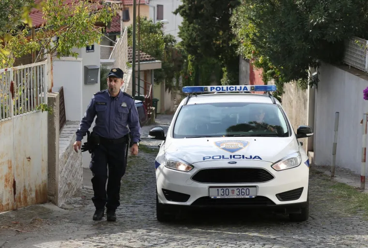 Mu&scaron;karac u kući u sredi&scaron;tu &Scaron;ibenika prijeti samoubojstvom