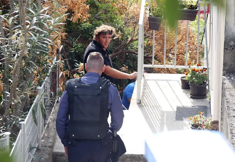Mu&scaron;karac u kući u sredi&scaron;tu &Scaron;ibenika prijeti samoubojstvom