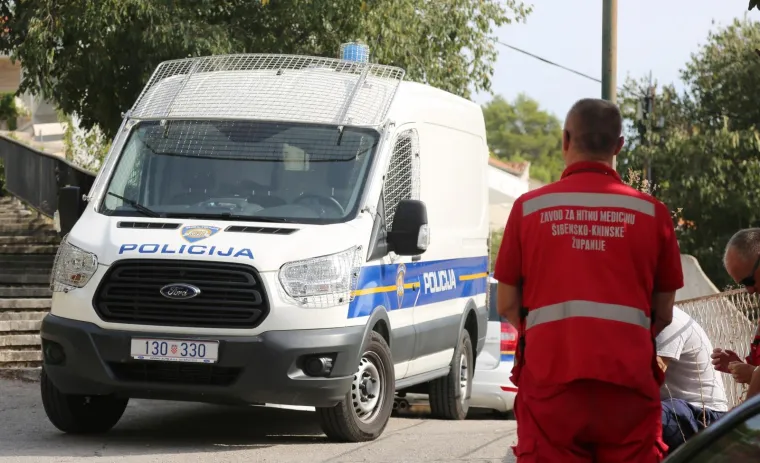 Mu&scaron;karac u kući u sredi&scaron;tu &Scaron;ibenika prijeti samoubojstvom