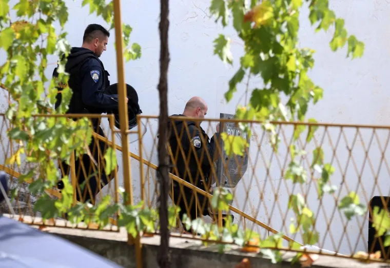 Mu&scaron;karac u kući u sredi&scaron;tu &Scaron;ibenika prijeti samoubojstvom