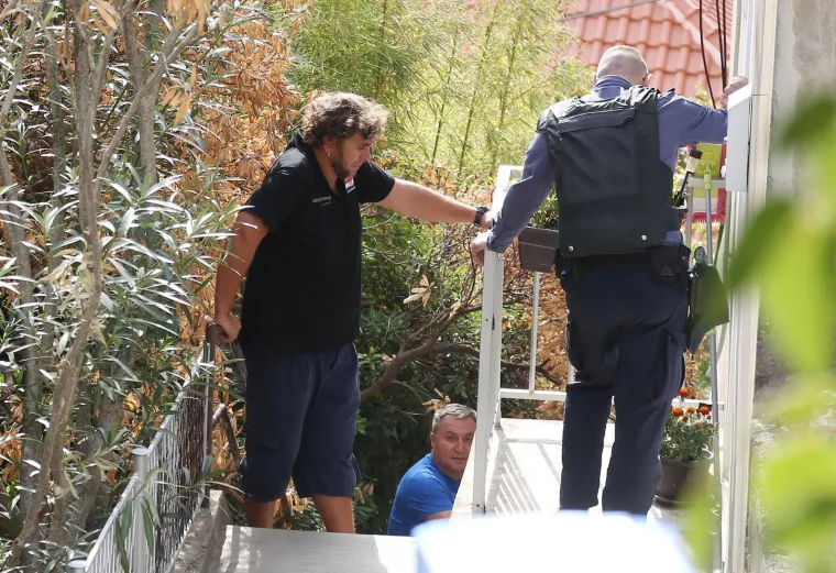 Mu&scaron;karac u kući u sredi&scaron;tu &Scaron;ibenika prijeti samoubojstvom