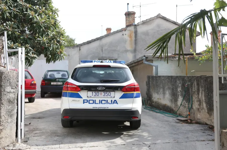Mu&scaron;karac u kući u sredi&scaron;tu &Scaron;ibenika prijeti samoubojstvom