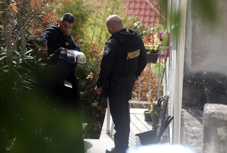 Mu&scaron;karac u kući u sredi&scaron;tu &Scaron;ibenika prijeti samoubojstvom