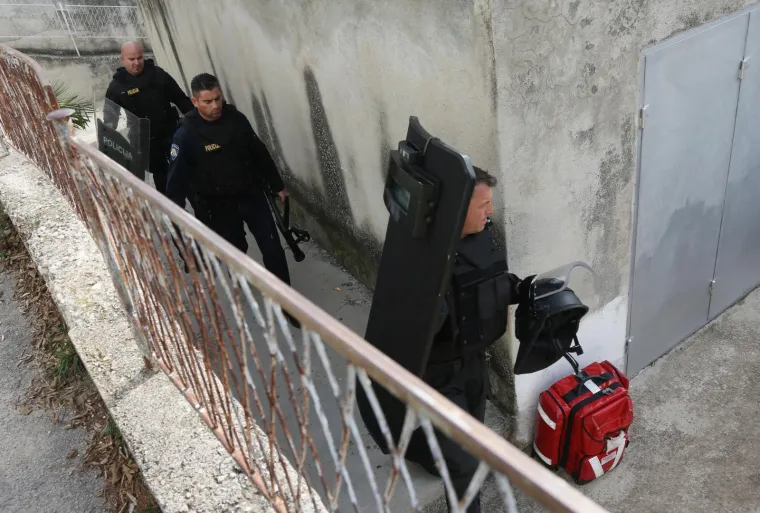Mu&scaron;karac u kući u sredi&scaron;tu &Scaron;ibenika prijeti samoubojstvom