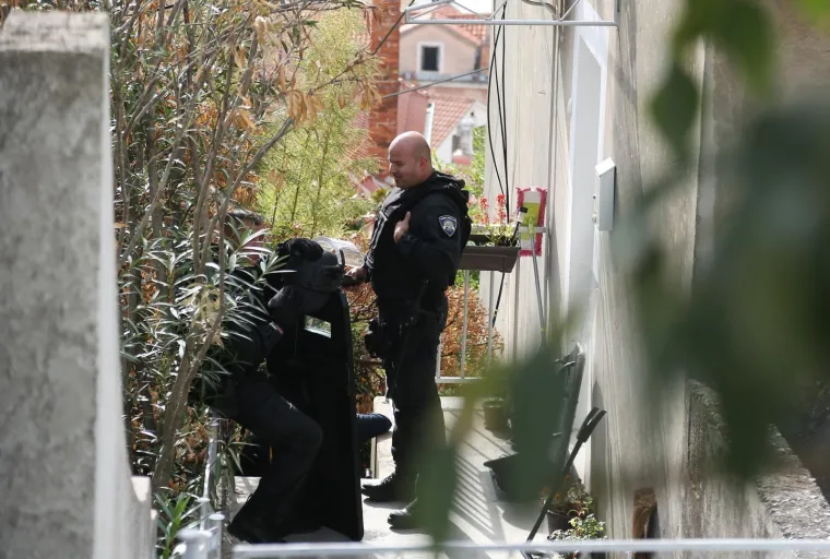 Mu&scaron;karac u kući u sredi&scaron;tu &Scaron;ibenika prijeti samoubojstvom