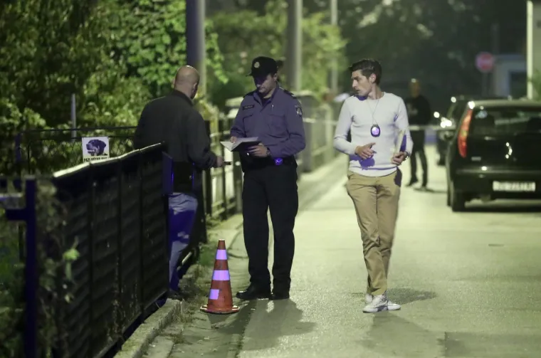 U utorak navečer do&scaron;lo je do pucnjave u zagrebačkoj Dubravi. Nitko nije ozlijeđen. Policija je privela &scaron;est osoba. U pucnjavi je o&scaron;tećeno jedno vozilo.