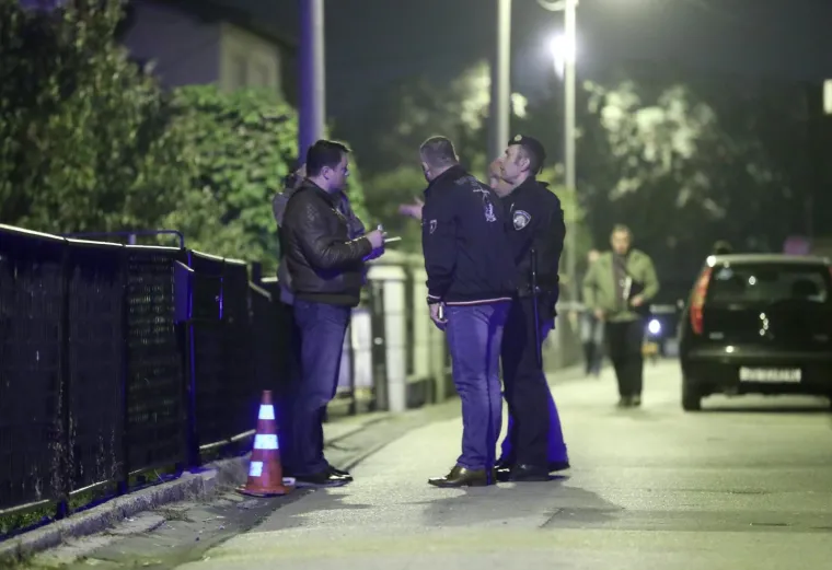 U utorak navečer do&scaron;lo je do pucnjave u zagrebačkoj Dubravi. Nitko nije ozlijeđen. Policija je privela &scaron;est osoba. U pucnjavi je o&scaron;tećeno jedno vozilo.