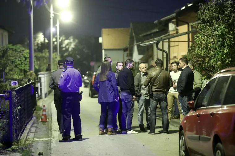 U utorak navečer do&scaron;lo je do pucnjave u zagrebačkoj Dubravi. Nitko nije ozlijeđen. Policija je privela &scaron;est osoba. U pucnjavi je o&scaron;tećeno jedno vozilo.