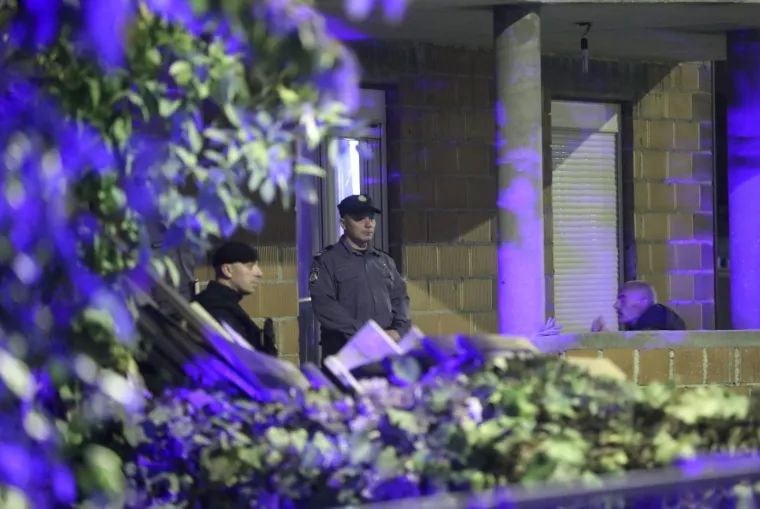 U utorak navečer do&scaron;lo je do pucnjave u zagrebačkoj Dubravi. Nitko nije ozlijeđen. Policija je privela &scaron;est osoba. U pucnjavi je o&scaron;tećeno jedno vozilo.