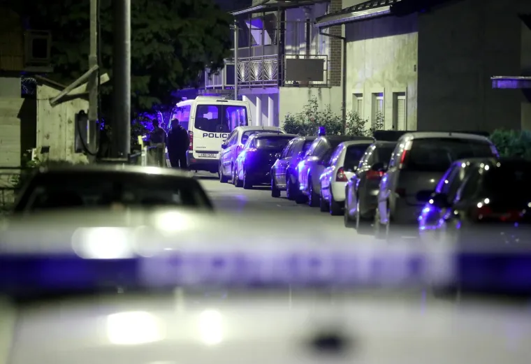 U utorak navečer do&scaron;lo je do pucnjave u zagrebačkoj Dubravi. Nitko nije ozlijeđen. Policija je privela &scaron;est osoba. U pucnjavi je o&scaron;tećeno jedno vozilo.