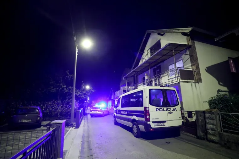 U utorak navečer do&scaron;lo je do pucnjave u zagrebačkoj Dubravi. Nitko nije ozlijeđen. Policija je privela &scaron;est osoba. U pucnjavi je o&scaron;tećeno jedno vozilo.