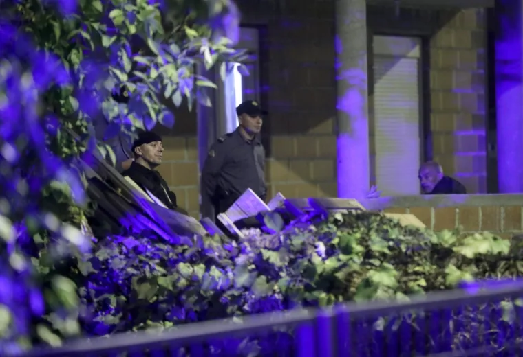 U utorak navečer do&scaron;lo je do pucnjave u zagrebačkoj Dubravi. Nitko nije ozlijeđen. Policija je privela &scaron;est osoba. U pucnjavi je o&scaron;tećeno jedno vozilo.