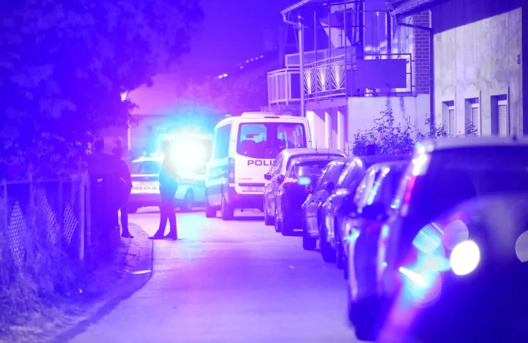 U utorak navečer do&scaron;lo je do pucnjave u zagrebačkoj Dubravi. Nitko nije ozlijeđen. Policija je privela &scaron;est osoba. U pucnjavi je o&scaron;tećeno jedno vozilo.