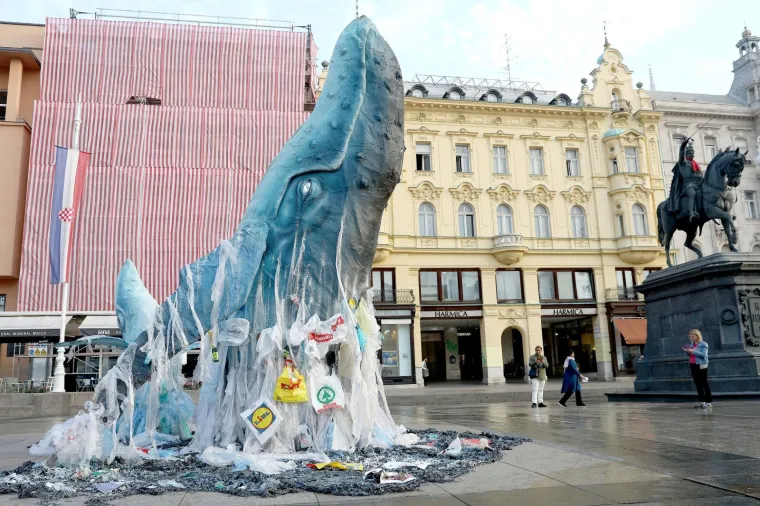Greenpeace doveo kitove na Trg bana Josipa Jelačića