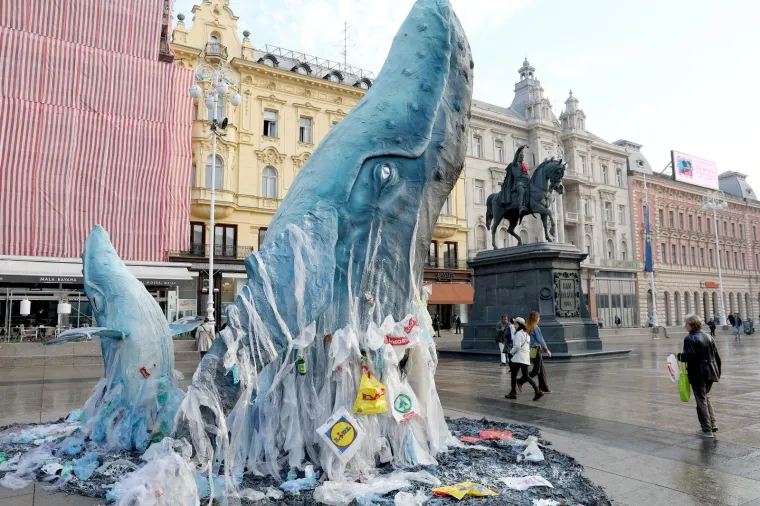 Greenpeace doveo kitove na Trg bana Josipa Jelačića