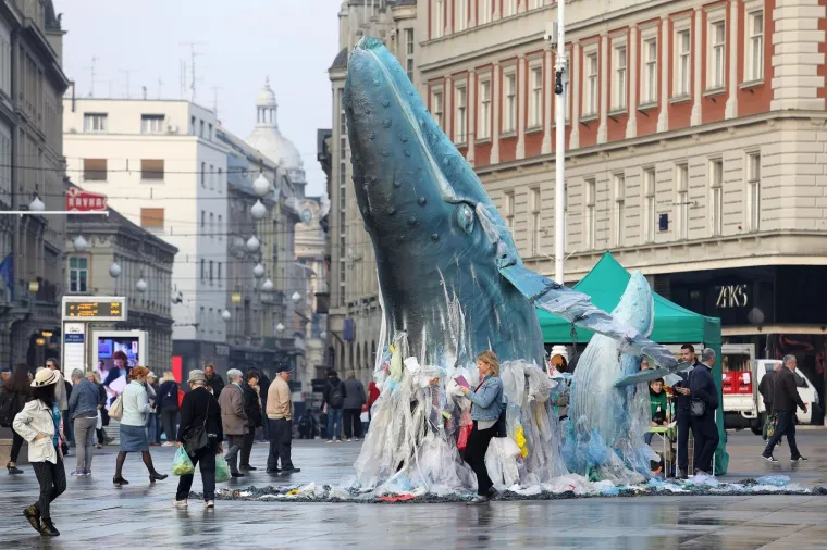 Greenpeace doveo kitove na Trg bana Josipa Jelačića