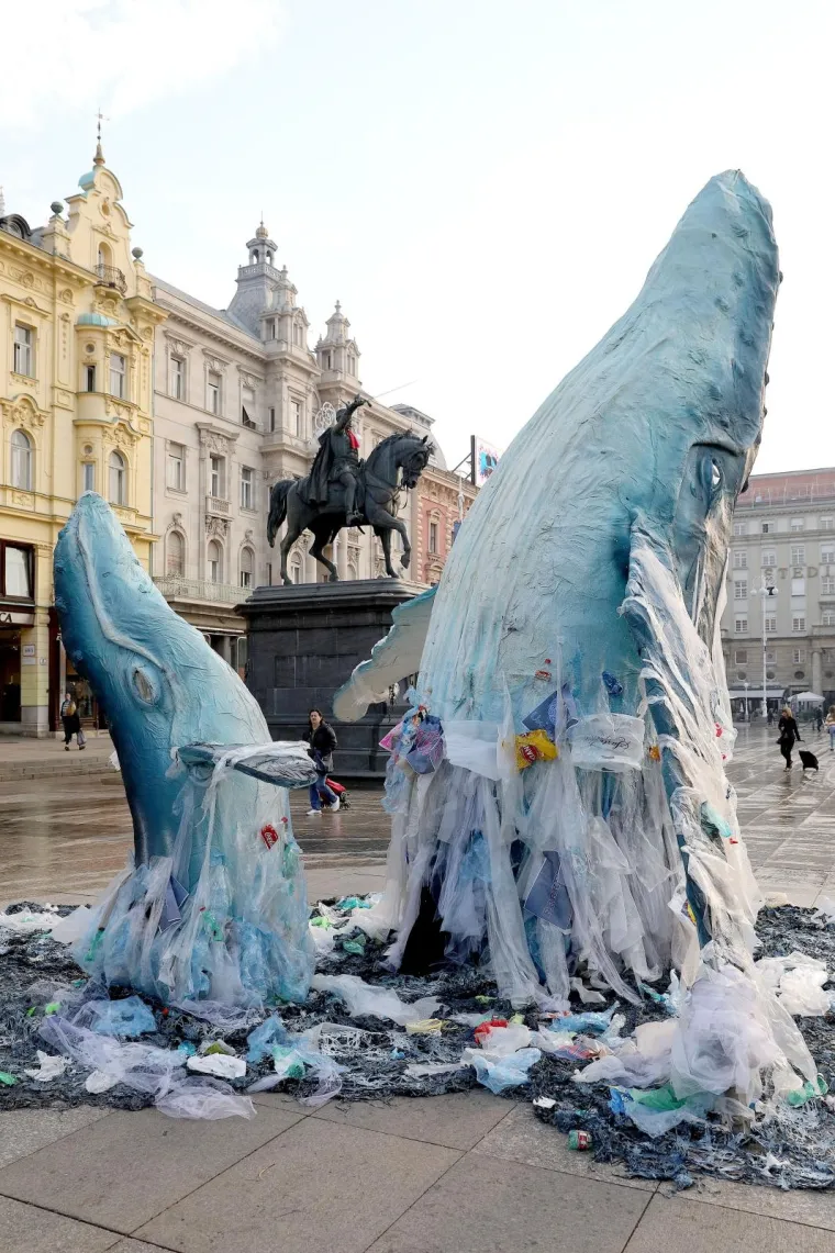 Greenpeace doveo kitove na Trg bana Josipa Jelačića
