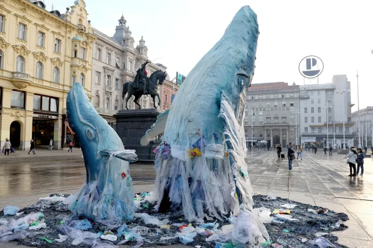 Greenpeace doveo kitove na Trg bana Josipa Jelačića