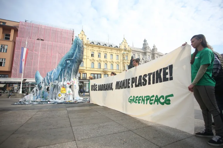 Greenpeace doveo kitove na Trg bana Josipa Jelačića