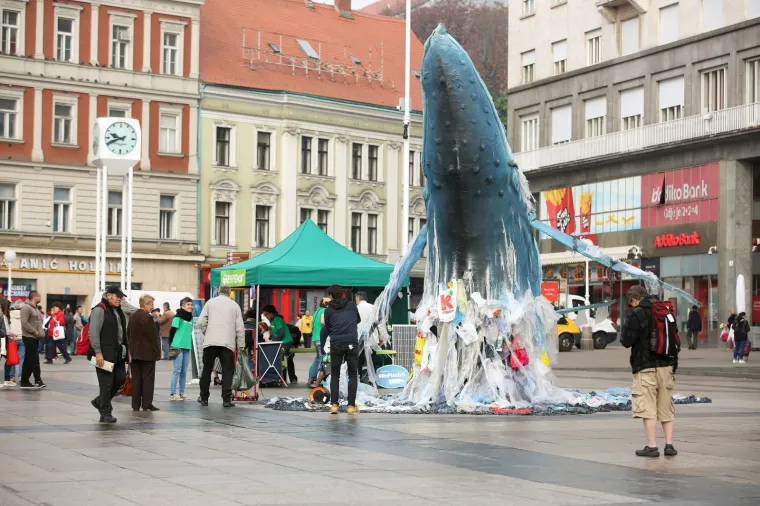 Greenpeace doveo kitove na Trg bana Josipa Jelačića