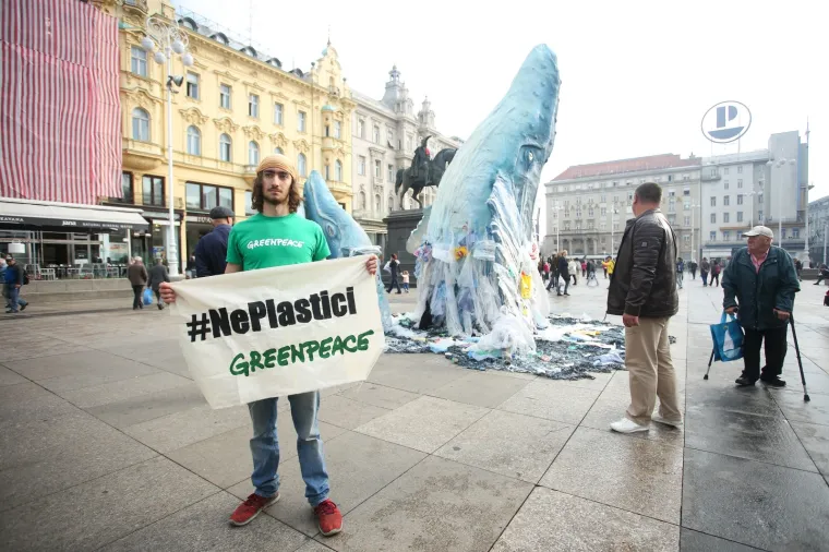 Greenpeace doveo kitove na Trg bana Josipa Jelačića