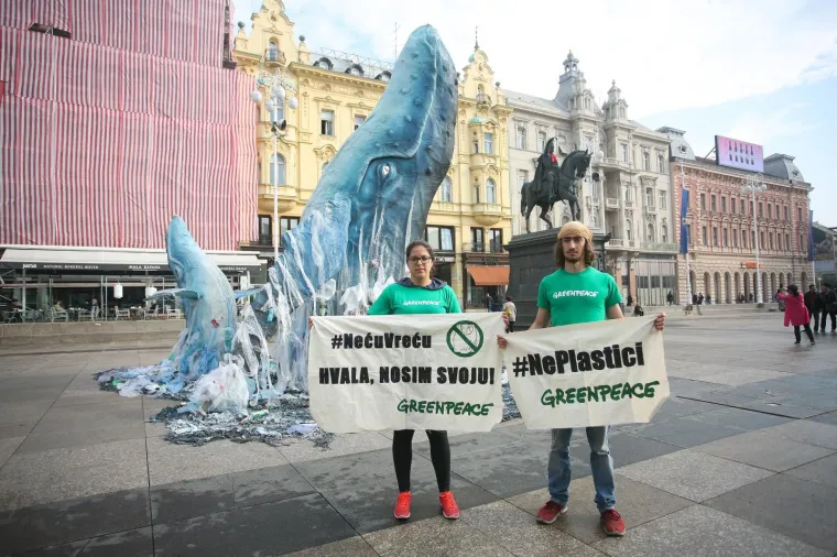 Greenpeace doveo kitove na Trg bana Josipa Jelačića