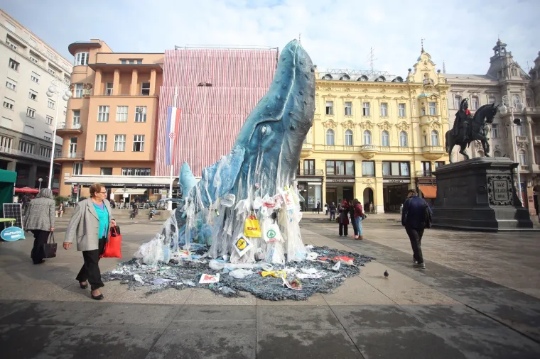 Greenpeace doveo kitove na Trg bana Josipa Jelačića