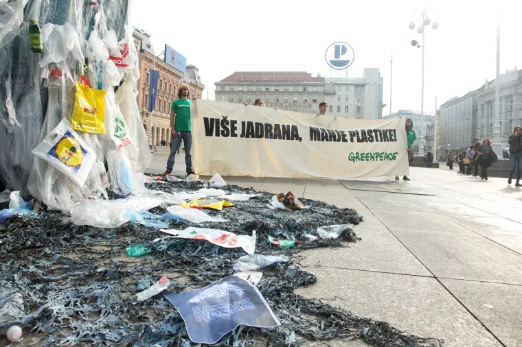 Greenpeace doveo kitove na Trg bana Josipa Jelačića