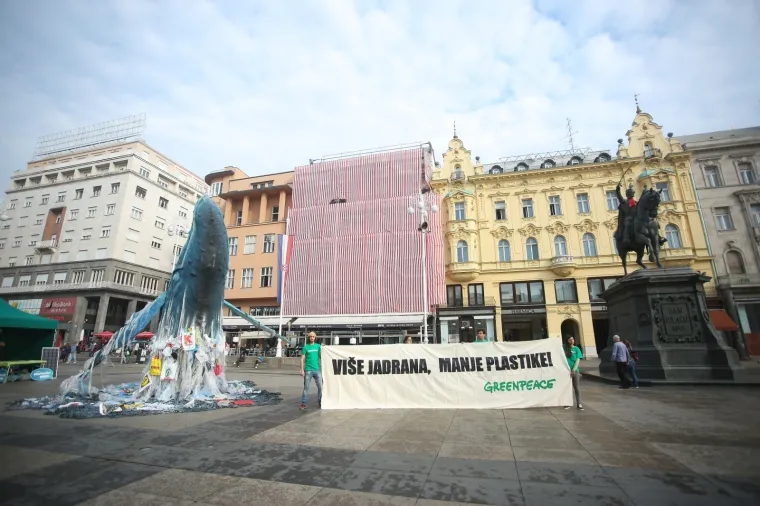 Greenpeace doveo kitove na Trg bana Josipa Jelačića
