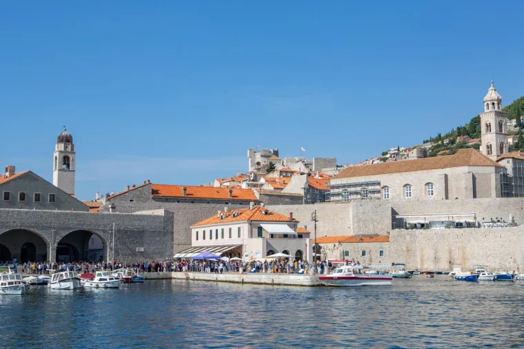 U Dubrovniku razlike izmedju kolovoza i listpada skoro da i nema, grad pun, kupanje i suncanje je jos moguce, a guzve u jezgri ne prestaju.
Photo: Grgo Jelavic/PIXSELL