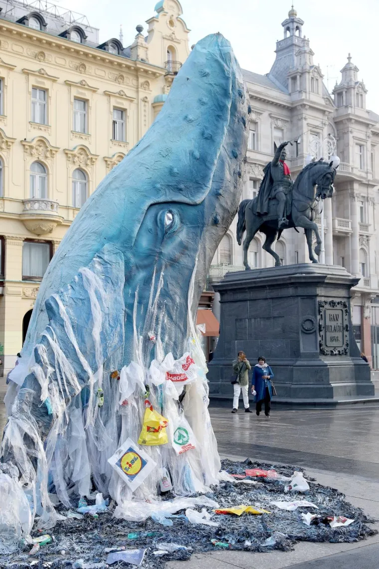 Aktivisti Greenpeacea u srijedu su na Trgu bana Josipa Jelačića u Zagrebu predstavili skulpturu dvaju kitova prekrivenih plastičnim otpadom, kako bi upozorili na najezdu plastike u morima i oceanima.